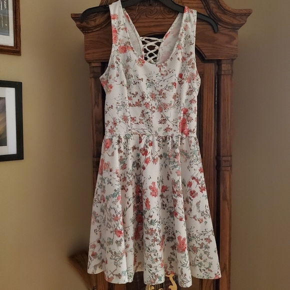 Jessica Simpson Women's Lace Up Back Dress - Picture 9 of 11